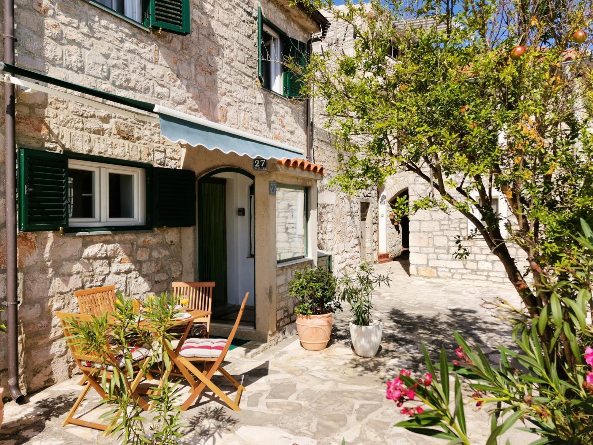 Charming Traditional Townhouse - Holiday Home Kata Jezera Exteriér fotografie