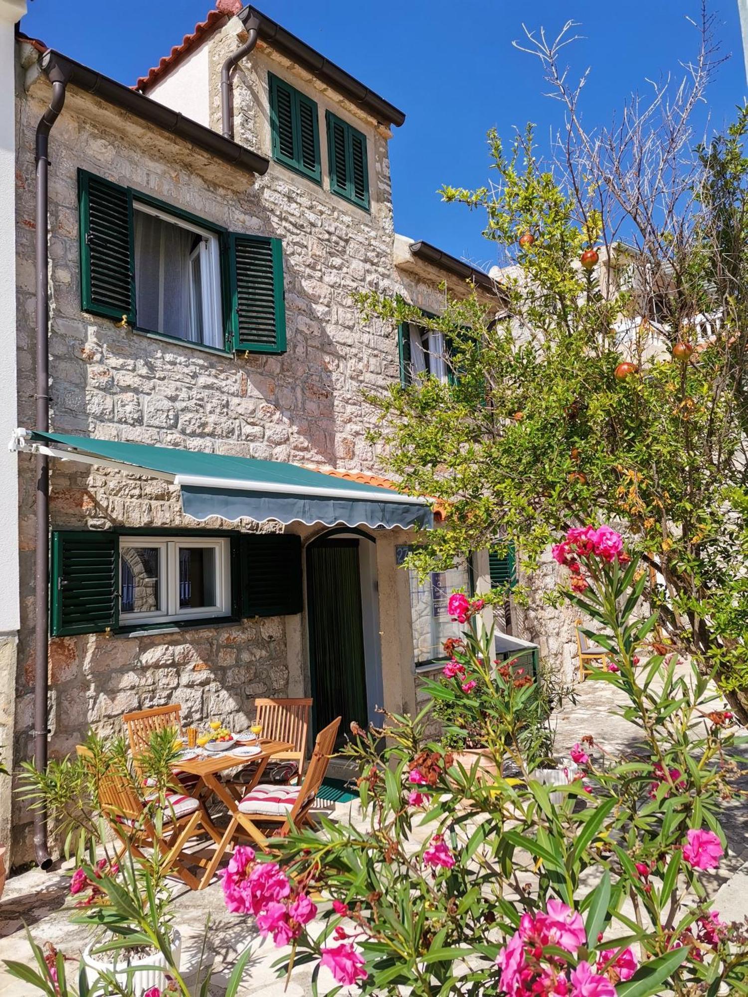 Charming Traditional Townhouse - Holiday Home Kata Jezera Exteriér fotografie