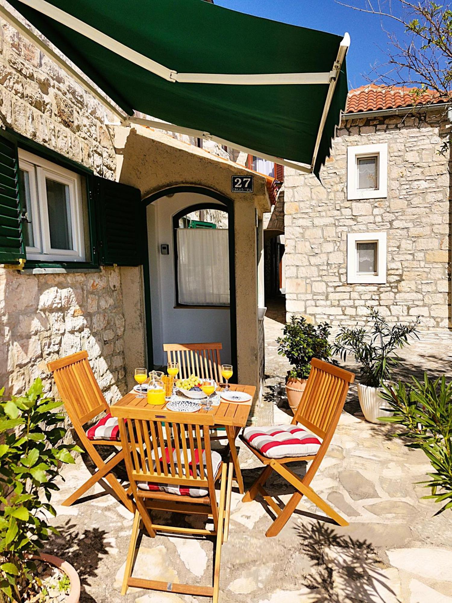 Charming Traditional Townhouse - Holiday Home Kata Jezera Exteriér fotografie